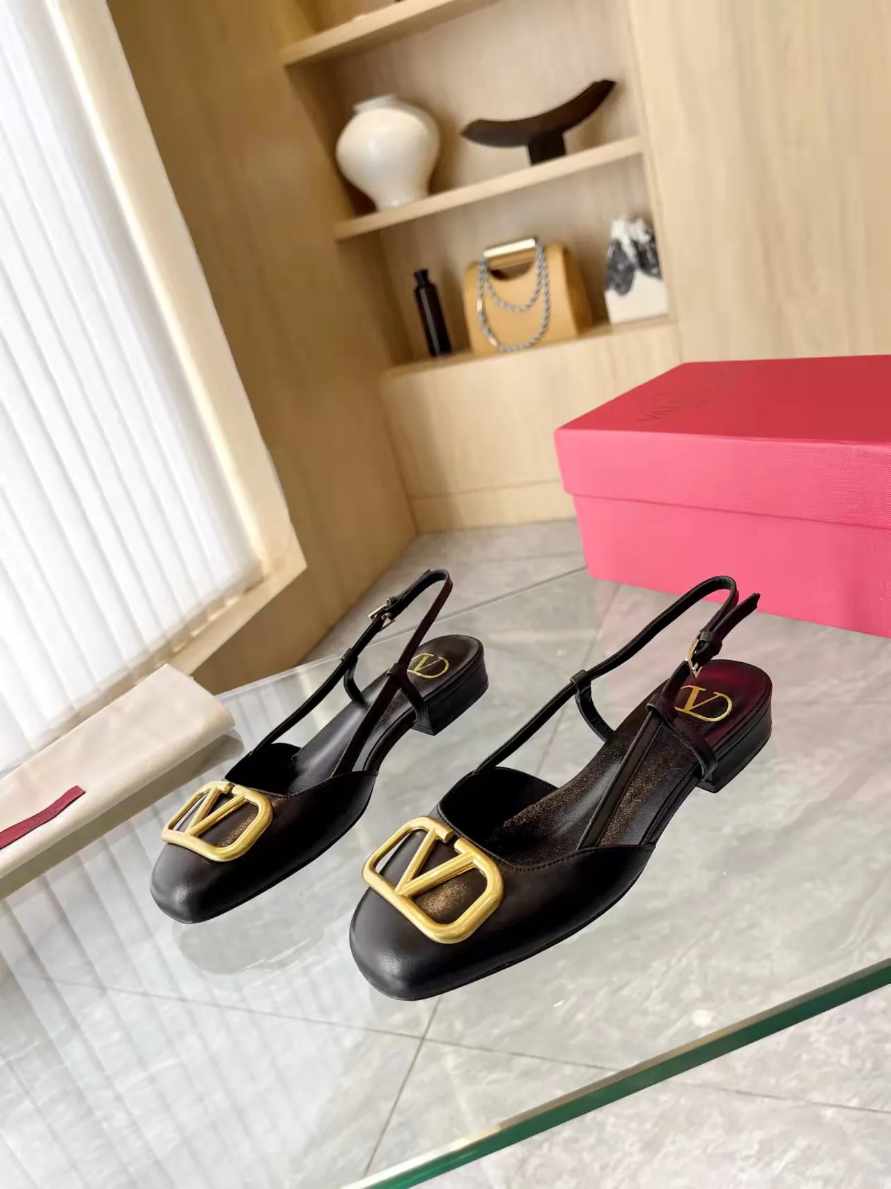 👟👟Ex-factory price 400👟👟 Genuine leather sole +40 Top version 𝑉𝐴𝐿𝐸𝑁𝑇𝐼𝑁𝑂 Valentino new spring and summer women's back hollow new sandals. Unique V-buckle hardware accessories bring out a full sense of luxury. The new season will live up to expectations! Worth buying★Absolutely high-grade❥Original method, Absolutely sensual❥Elegant style, creating a different feeling, simple and elegant style!  Code number: 35-41 (34-42 customized, non-returnable) Fabric: Imported sheepskin Inner foot pads: Inner sheepskin Heel height: 2 cm Leather outsole Rubber outsole